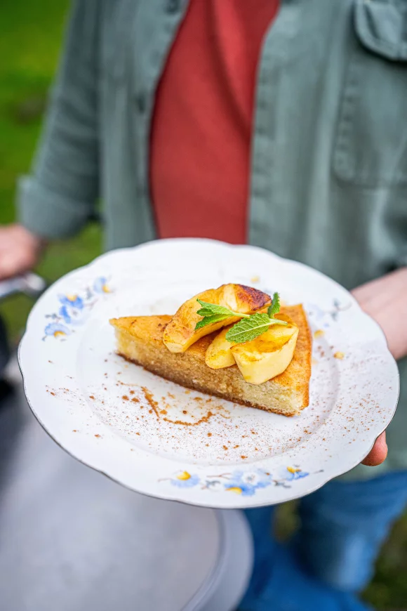 Amandelcake met gebakken appels, geflambeerd met amandellikeur