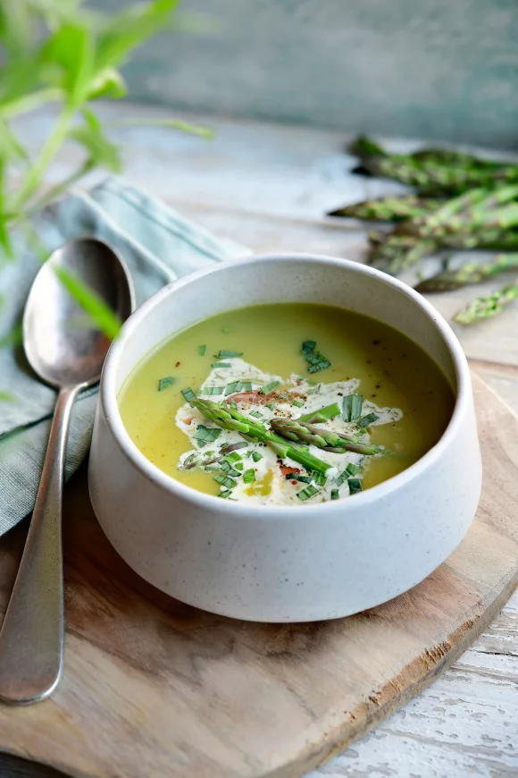Romige groene aspergesoep met gerookte zalm