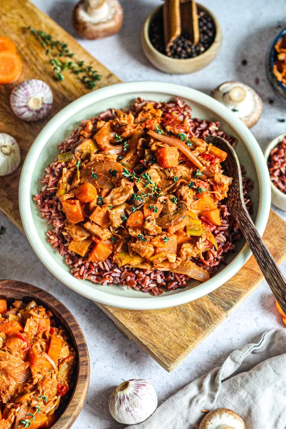 Vegan jackfruit curry met wortel, sjalot en rode rijst
