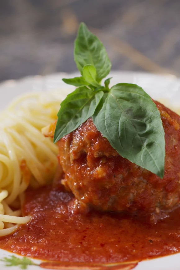 Gevulde Italiaanse gehaktballen met spaghetti