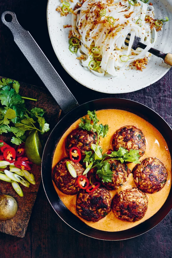 Thaise rode-currygehaktballen met sesam-gembernoedels