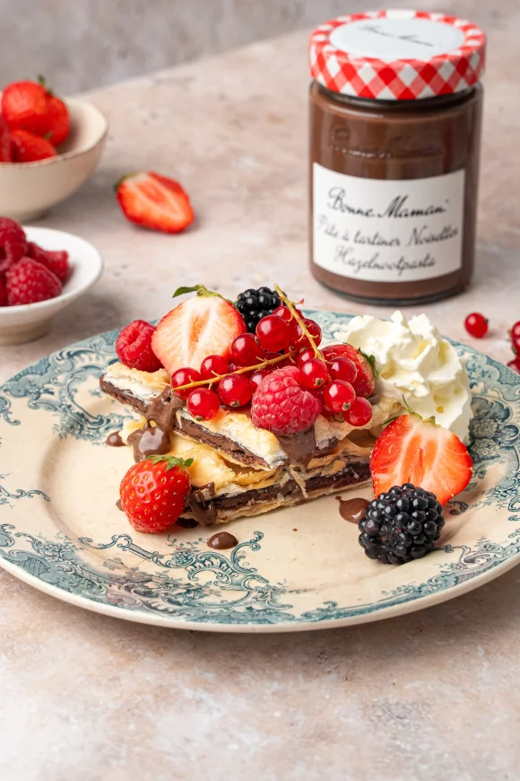 Bladerdeegwafels met hazelnootpasta en rood fruit  