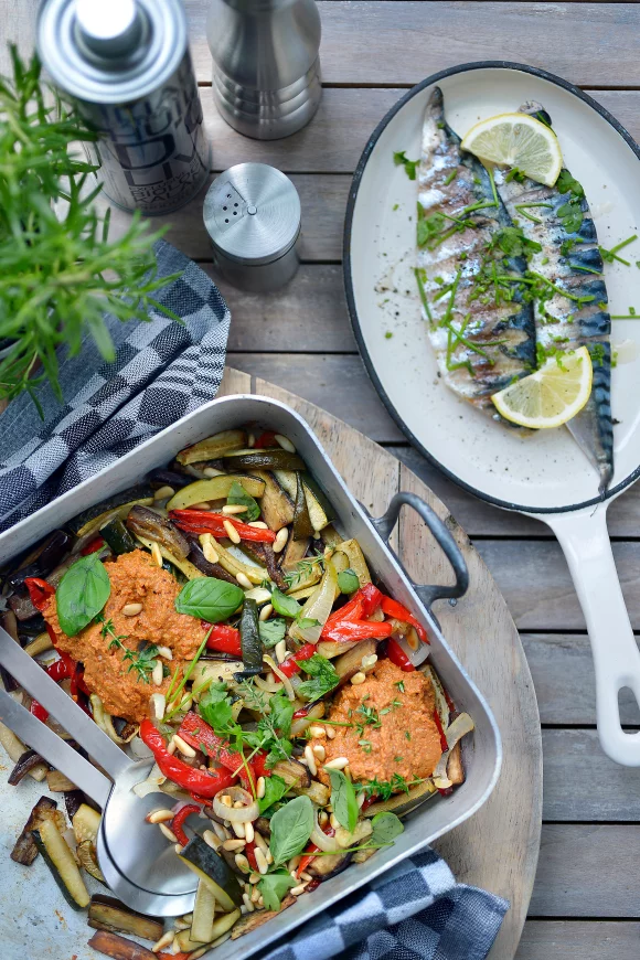 Groenteschotel met pesto en gegrilde vis