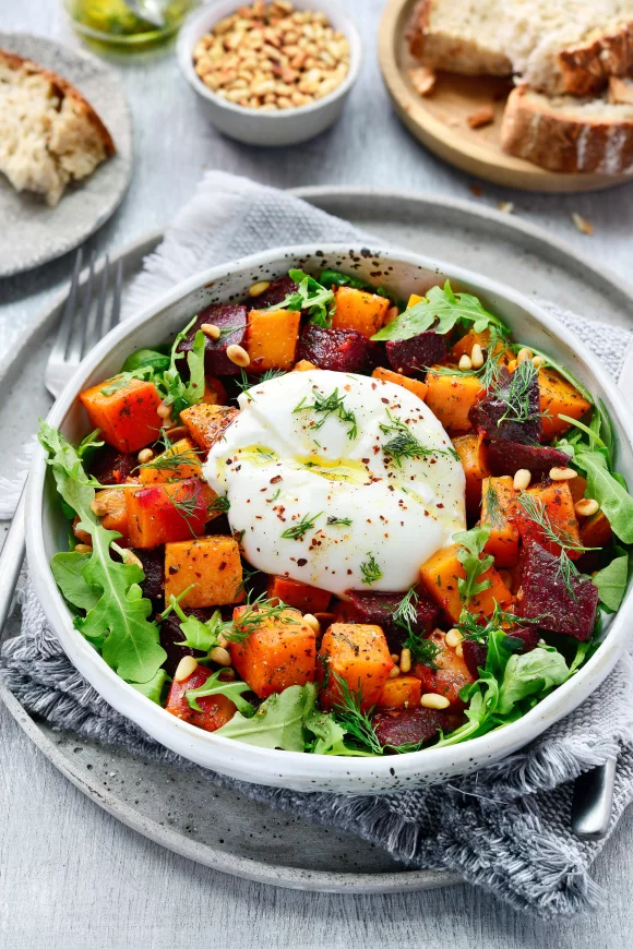 Geroosterde pompoen- en bietensalade met burrata