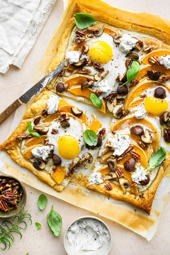 Plaattaart met butternut, geitenkaas en ahorn-pecannoten