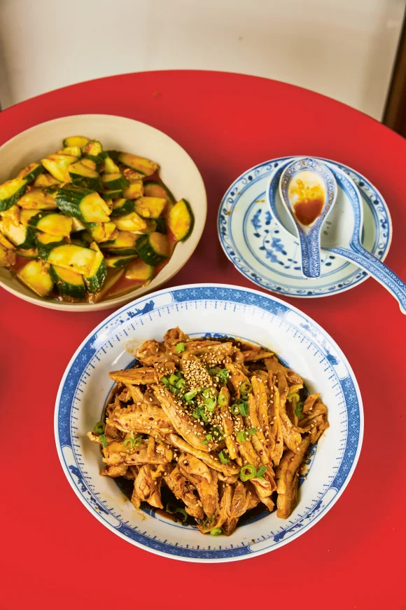 Chinese kipsalade met Sichuan peperolie