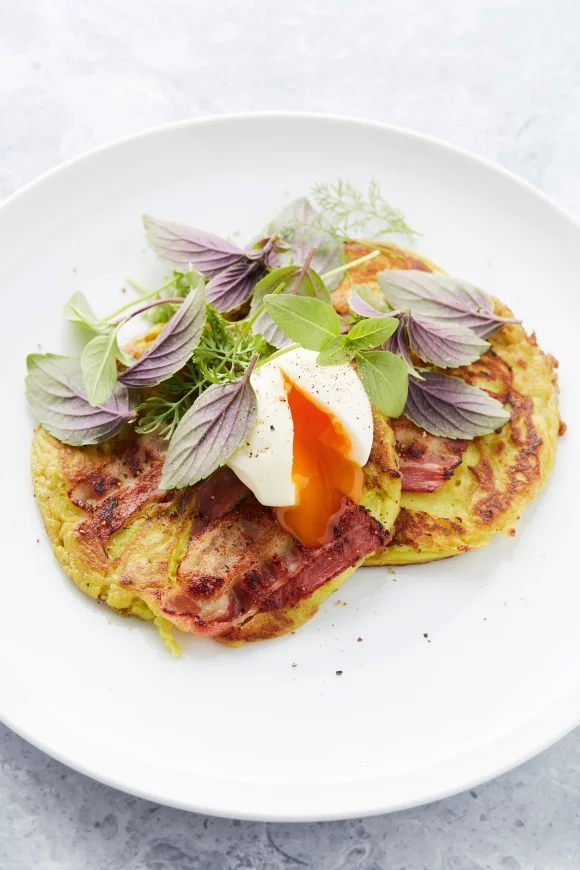 Avocadopannenkoek met spek en ei