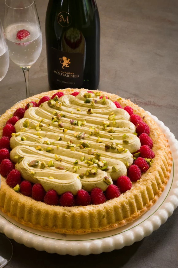Biscuitbodem met frambozenjam en pistachebavarois