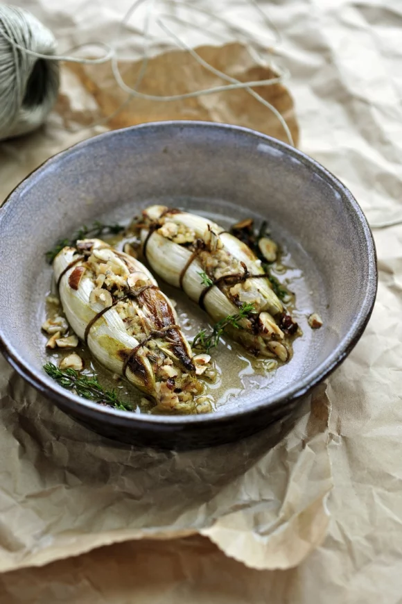 Gevulde witloofstronken met stilton, dadels en hazelnoten