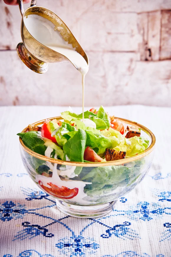 Saladedressing met augurkensap en mayonaise