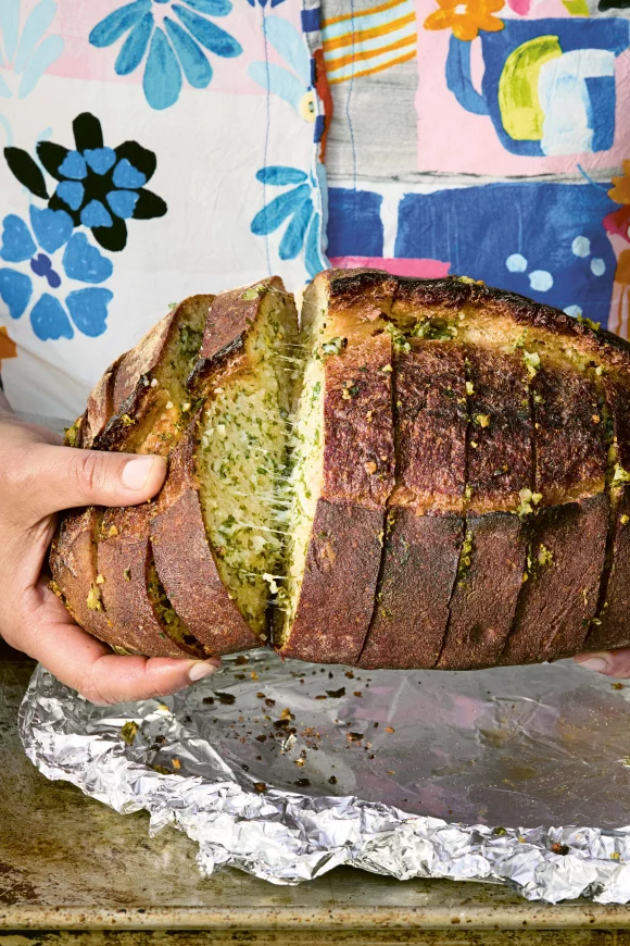 Knoflookbrood met Parmezaan en verse kruiden