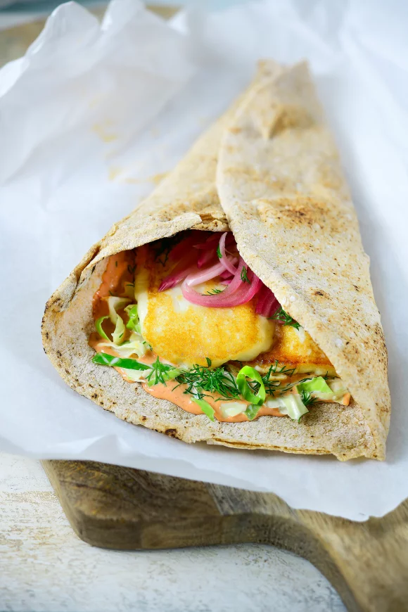Platbrood met halloumi, dille, rode ui, harissamayonaise en kool