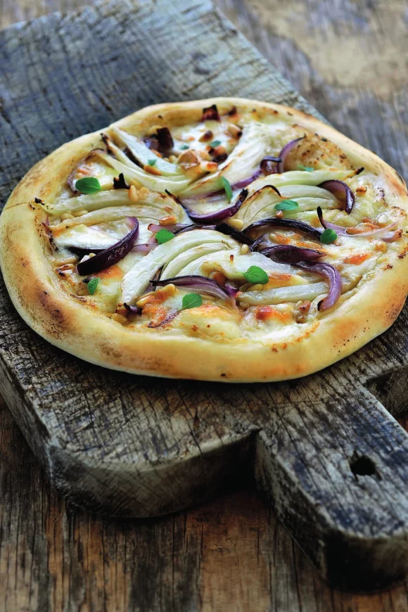 Pizza met geroosterde venkel, rode ui en tallegiokaas