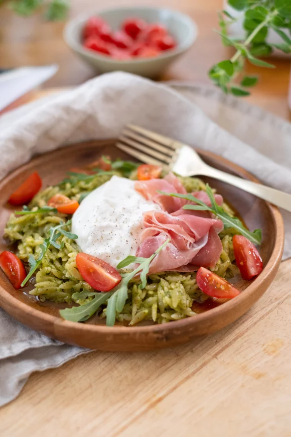 Orzotto met pesto, burrata en Parmaham