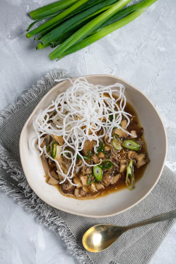 Bouillon van champignons met soja en noedels