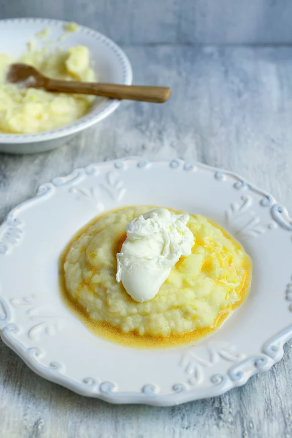 Karnemelkstampers met een gepocheerd ei en papsaus