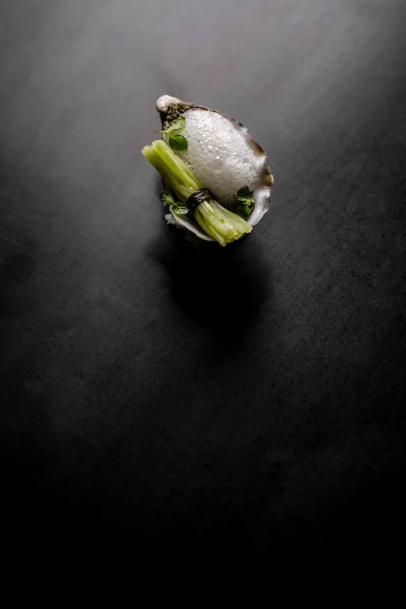 Oesters met ponzu beurre blanc en witte chocolade