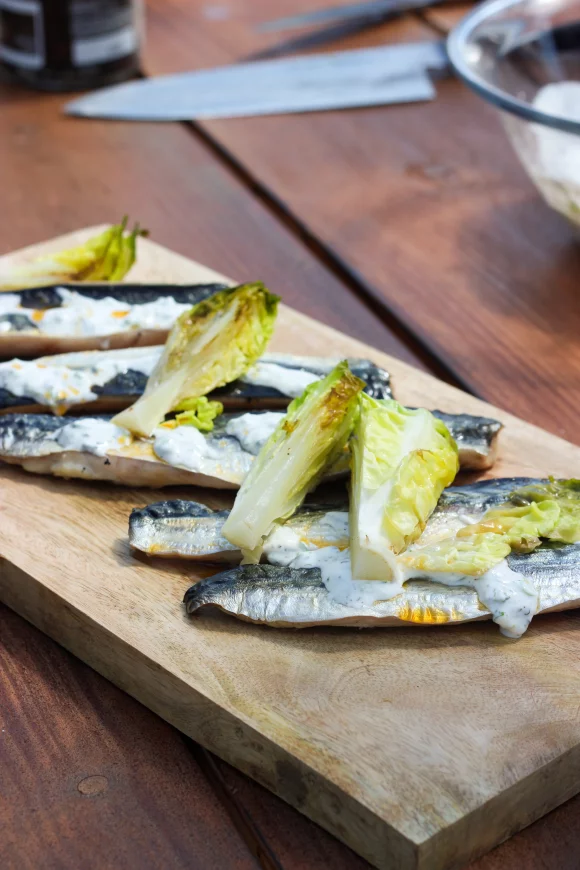 Gegrilde makreel met kropsla