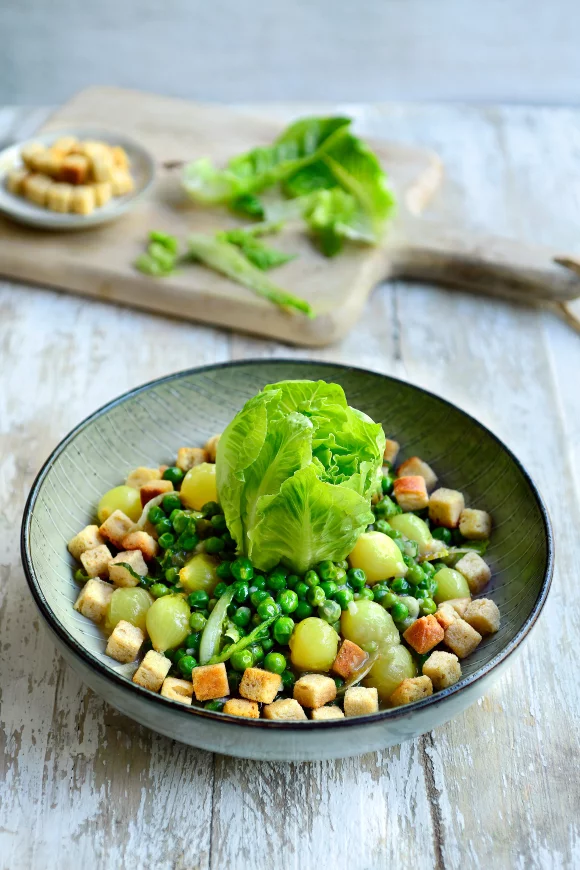 Salade met erwtjes en zilveruitjes