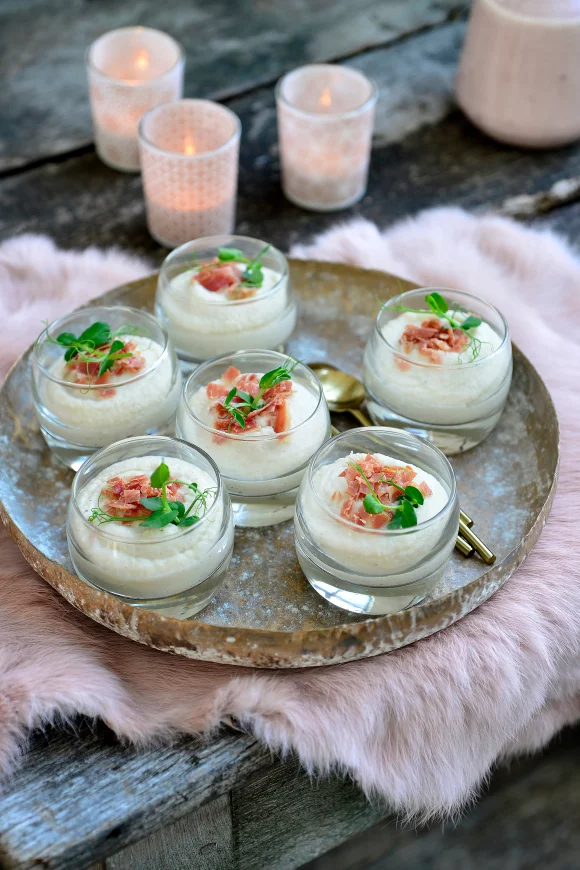 Bloemkoolmousse met krokante serranoham