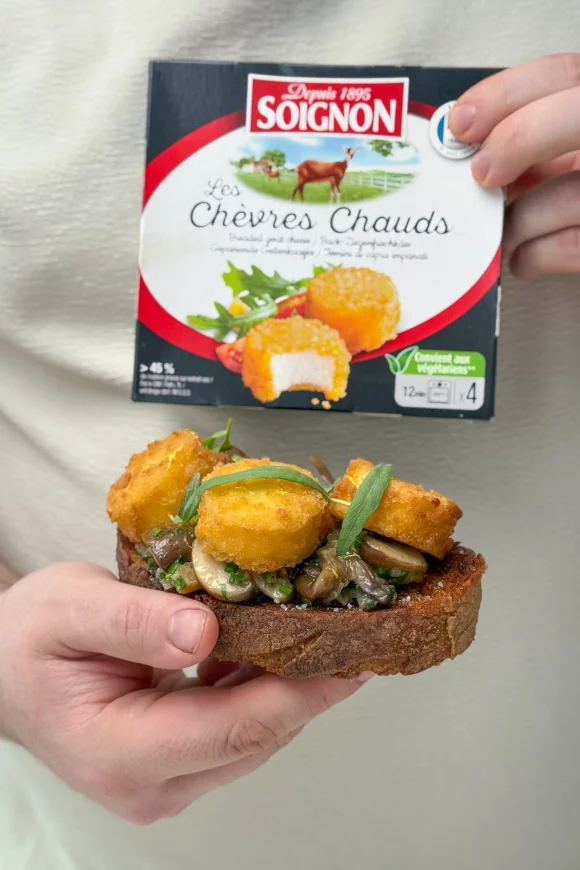 Toast met bospaddenstoelen en gepaneerde geitenkaasjes