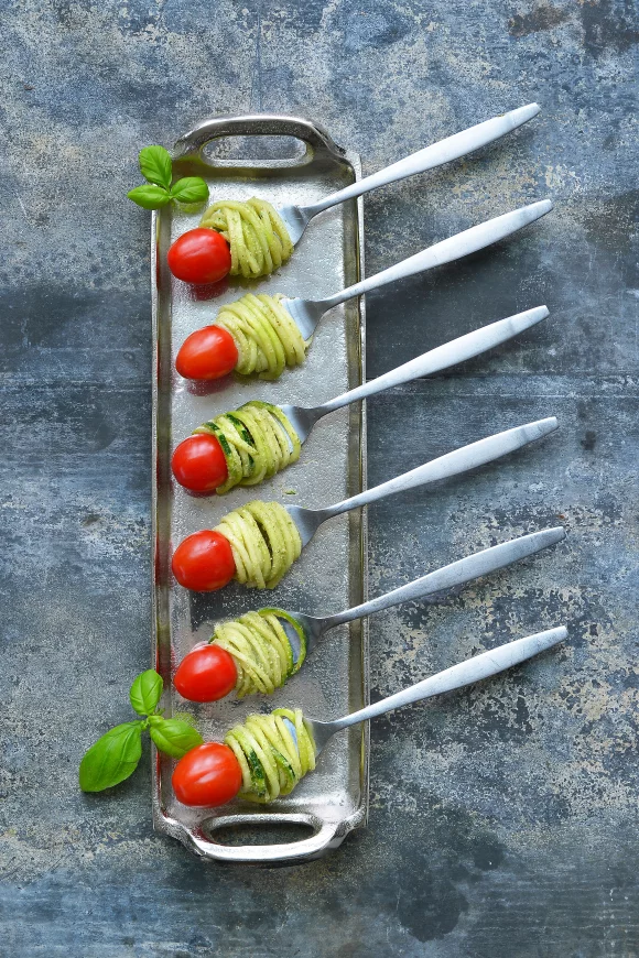 Pesto courgetti op een vork