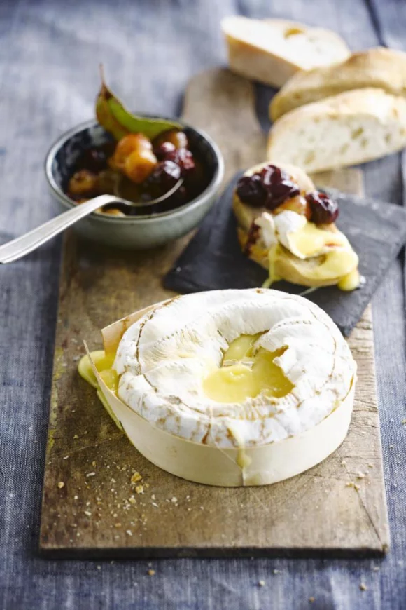 Geroosterde camembert met druivencompote