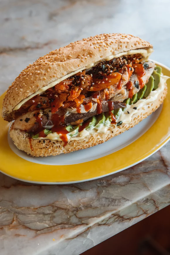 Broodje makreel met kimchi en avocado