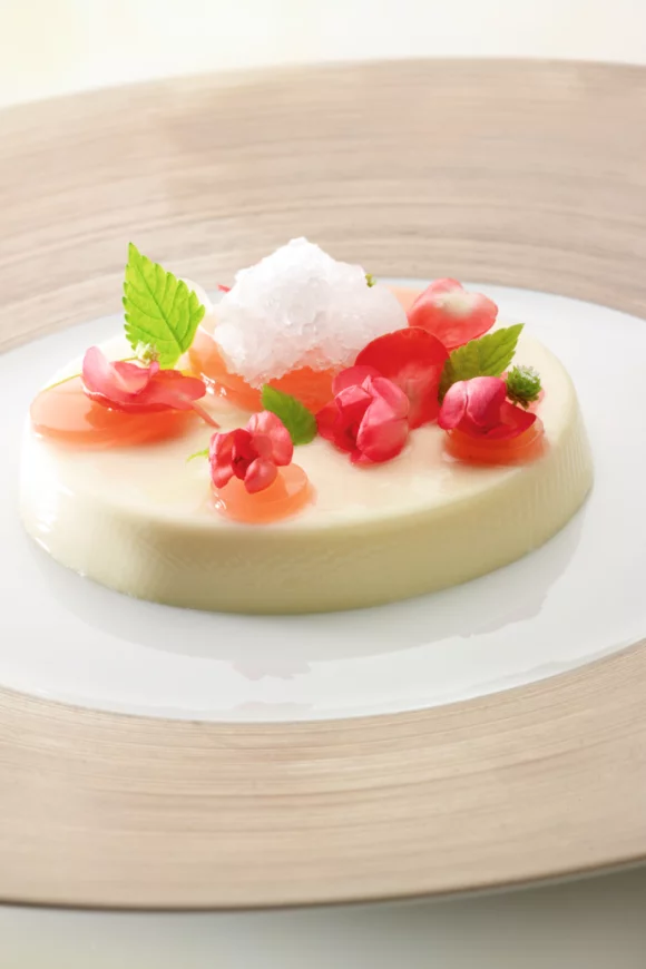 Panna cotta met granité van vlierbessen en gelei van rozenblaadjes
