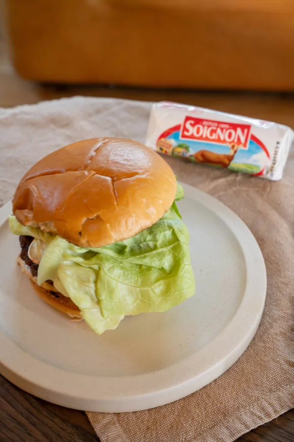 Burger met geitenkaas en chutney van sjalot