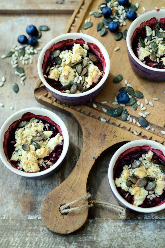 Crumble met rood fruit en noten