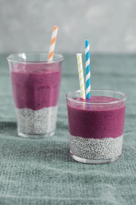 Chiapudding-smoothie met bosvruchten en banaan