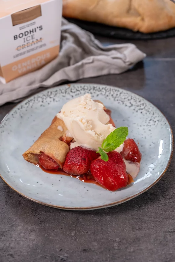 Vegan aardbeien galette met vanille-ijs