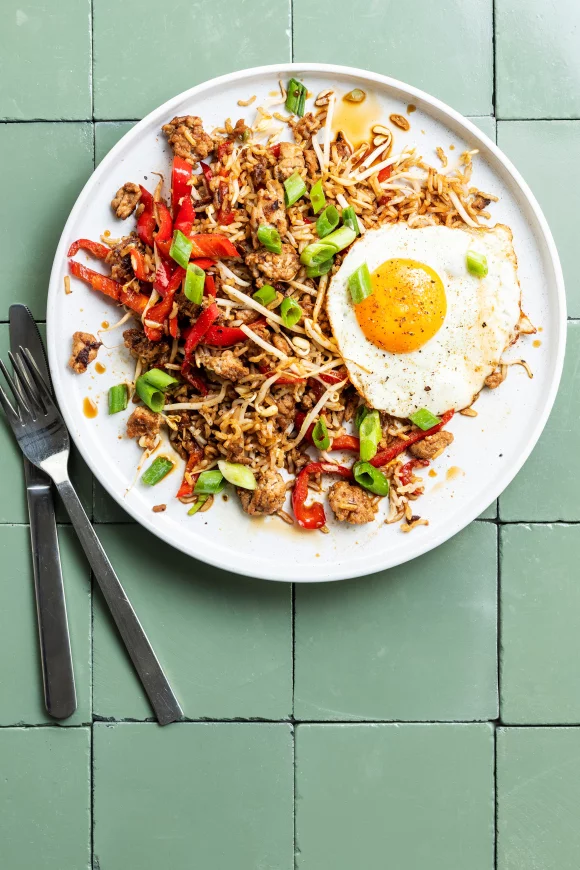 Nasi goreng met spiegelei, gehakt en puntpaprika