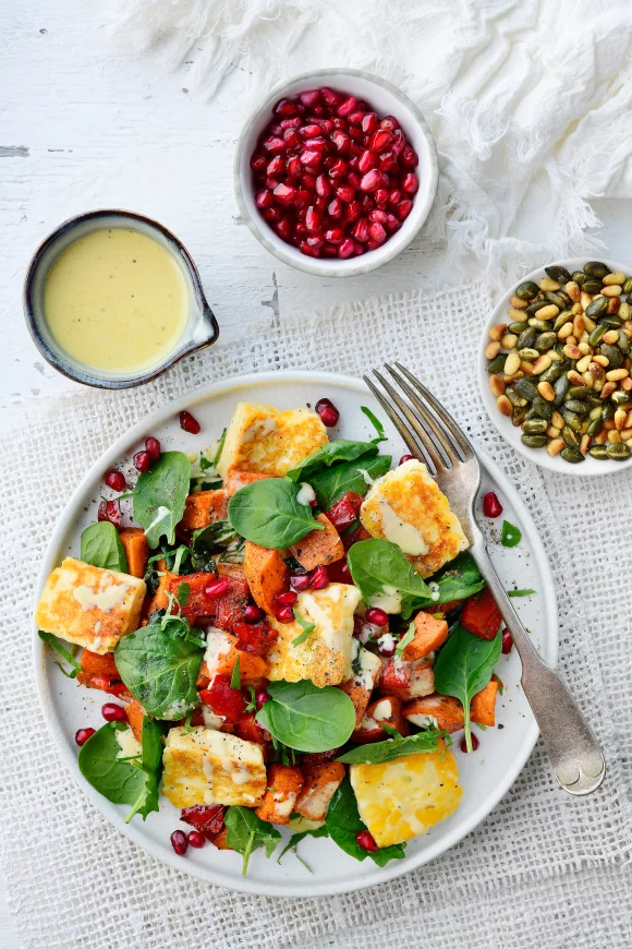 Zoete aardappelsalade met halloumi