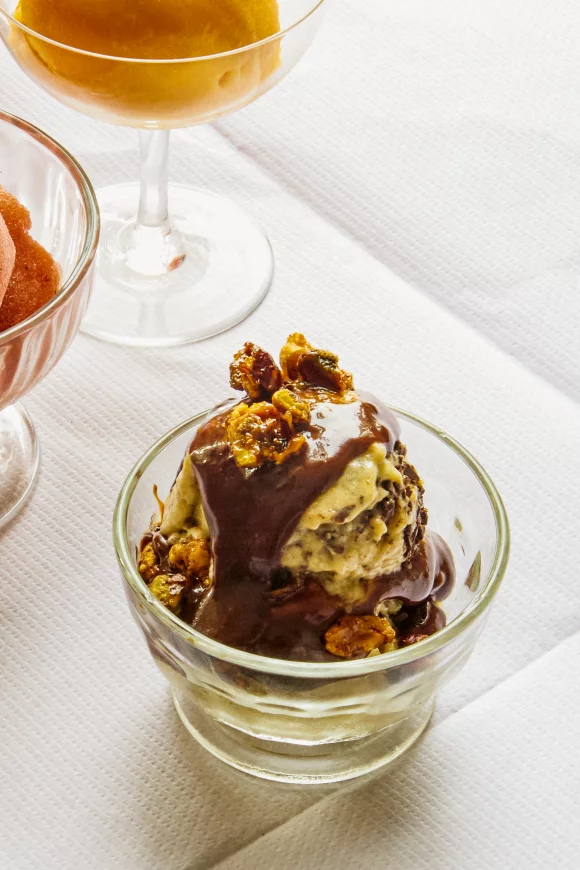 Gebakken bananenijs met chocoladefudgesaus