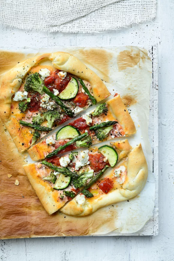 Snelle pinsa met broccoli, courgette, groene asperges en geitenkaas