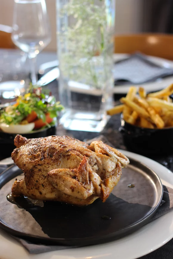 Gepekelde kip in de oven met frietjes en kruidensla