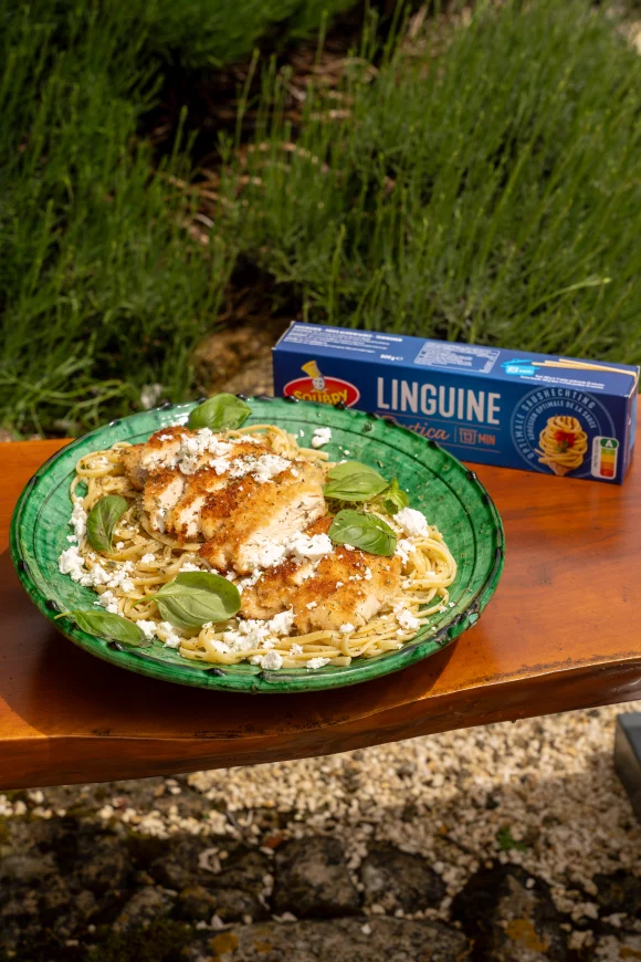 Linguine aglio e olio met crunchy kip