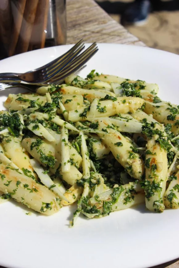Gegrilde asperges met peterseliepesto