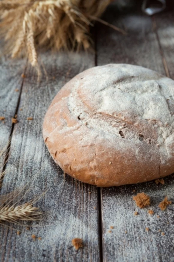 Gevuld brood met spek, kip en champignons