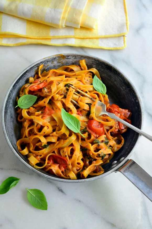 One-pan pasta met tomaat en spinazie