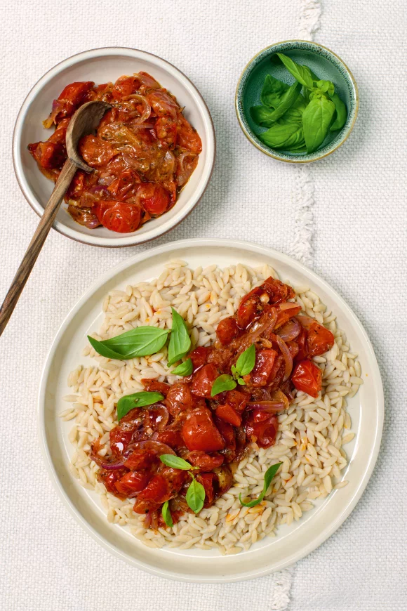 Kruidige pastasaus met geroosterde knoflook en kerstomaatjes