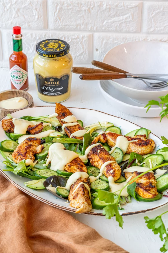Salade met gegrilde kip en honing-mosterd dressing