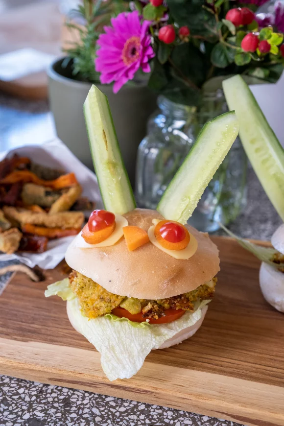 Zoete aardappelburger met groentefrietjes
