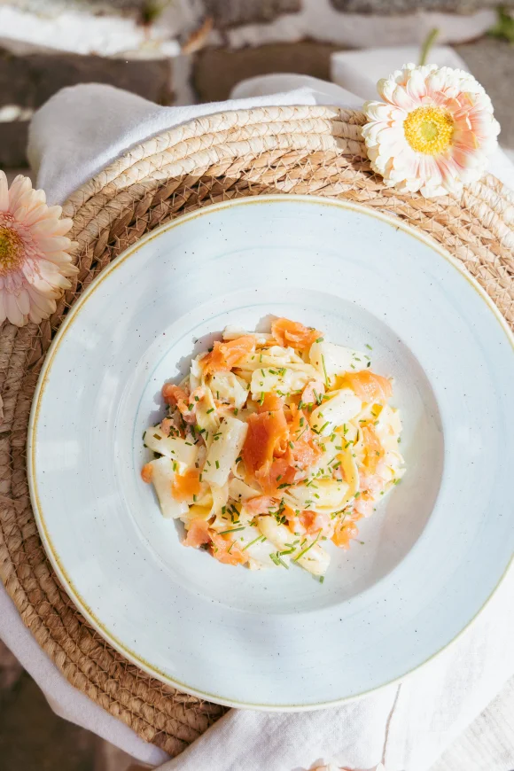 Tagliatelle met witte asperges en gerookte zalm