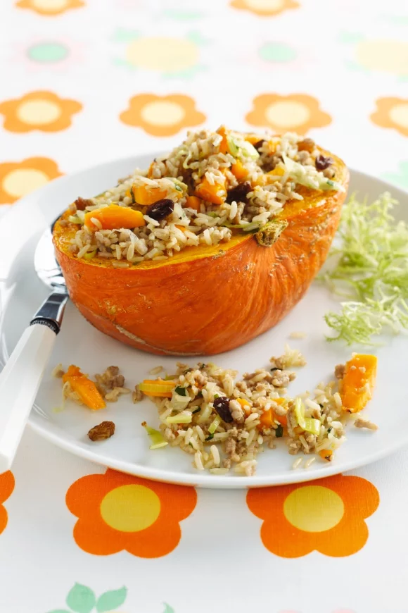 Rijk gevulde pompoen met rijst uit de oven