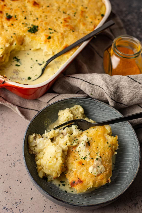 Visschotel met aardappelpuree en mosterdsaus