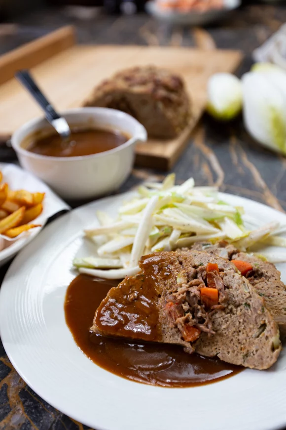 Gehaktbrood gevuld met stoofvlees