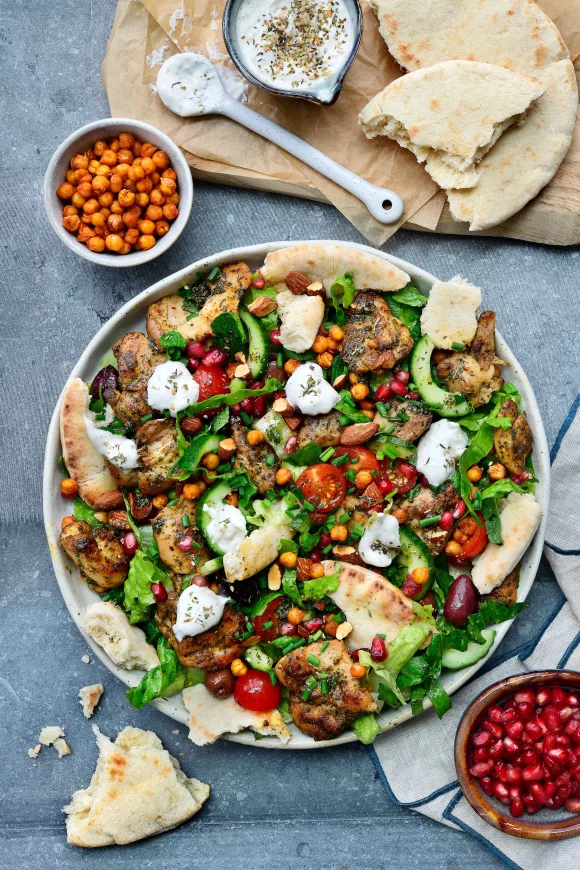 Pita salade met geroosterde groenten, kip en yoghurtsaus